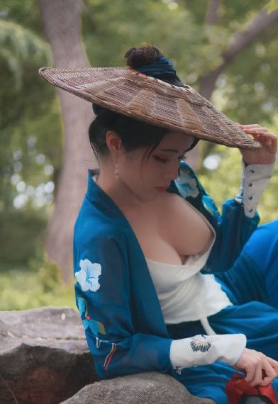 小受夹腿憋尿时被攻按小腹